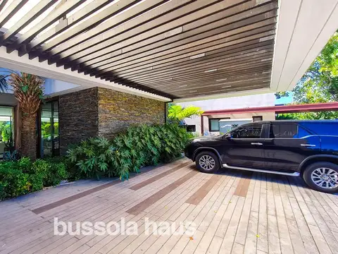 Casa 8 ambientes con 4 baños