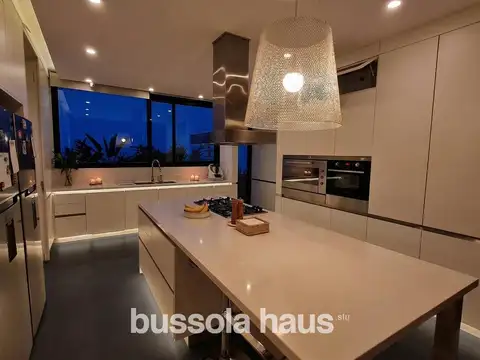 Casa en Venta con 3 cocheras