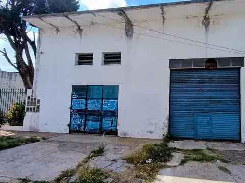 Galpón con potencial para taller, depósito o base operativa | dos ingresos | circulación interna
