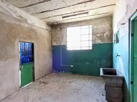 Galpón con potencial para taller, depósito o base operativa | dos ingresos | circulación interna