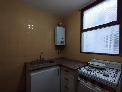 Al frente, monoambiente con placard, baño, cocina separada. Buena Ubicación