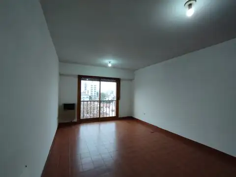 Al frente, monoambiente con placard, baño, cocina separada. Buena Ubicación