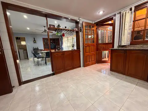 Casa en Alquiler con 3 cocheras