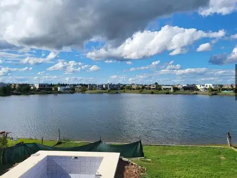 Casa a la LAGUNA en barrio SAN GABRIEL 100