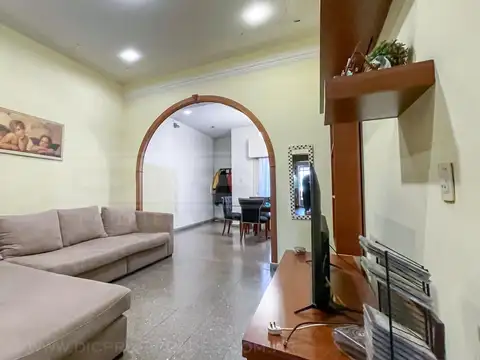 Casa 6 ambientes con 2 baños