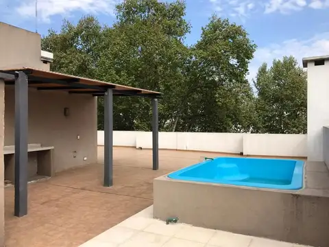 Alquiler 2 ambientes y medio, parrilla, cochera, APT MASCOTA
