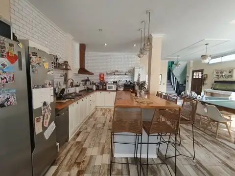 ALQUILER  DE CASA 5 AMBIENTES  CON PATIO PARRILLA Y PILETA - BERNAL