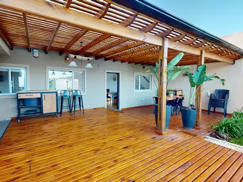 Casa 4 ambientes con 2 baños