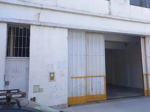 DEPOSITO ALQUILER FLORES DE 365m² SIN COLUMNAS