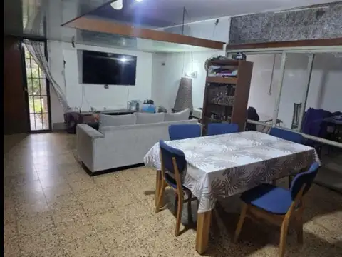Casa 8 ambientes con 4 baños