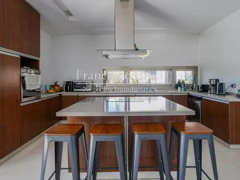 Casa 5 ambientes con 4 baños