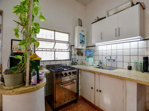 Casa esquina Avenida 2 dormi c/ cochera y patio