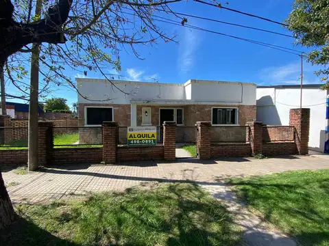 Alquiler casa 2 dormitorios con patio Roldan