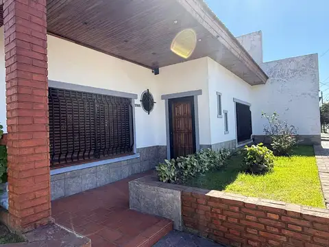 VENTA DE CASA CHALET DE 4 AMB. EN ISIDRO CASANOVA