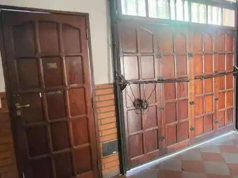 Casa 8 ambientes con 5 baños