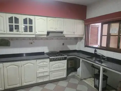 VENTA CASA 8 AMB EN CASEROS APTO CREDITO PERMUTA