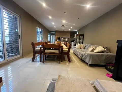 Casa en Alquiler con 1 cochera