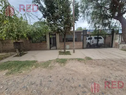 Vende Casa 2 dormitorios en Centenario -Barrio Sarmiento