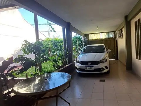 Casa 6 ambientes con 2 baños