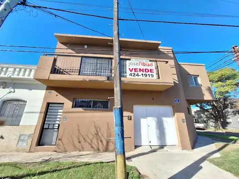 Duplex con cochera y patio en Ecuador entre White y Mendoza