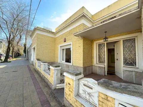 VENTA CASA CENTRICA CON LOTE PARA DESARROLLO
