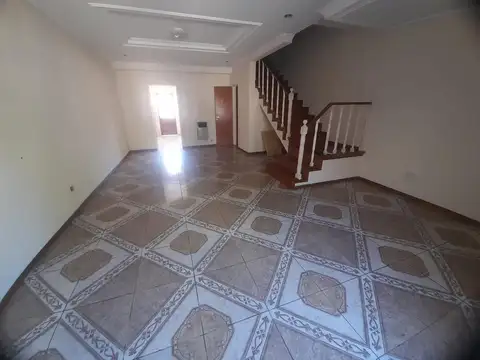 Casa 5 ambientes con 4 baños