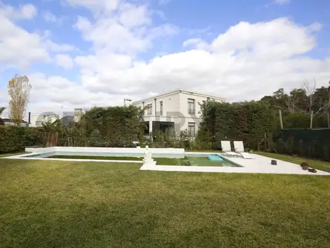 Casa en venta en Fincas de Iraola II de tres dormitorios