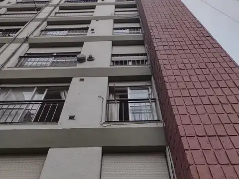 3 AMBIENTES PLANTA BAJA NTERNO MUY LUMINOSO 2 PATIOS