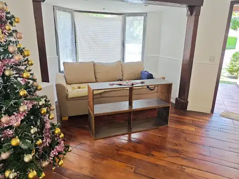 Casa en Alquiler con 2 cocheras