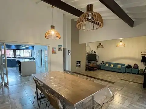 Casa en Venta con 2 cocheras