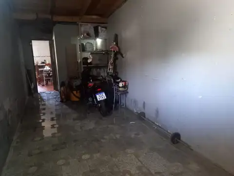 Casa 3 ambientes en venta en Los Hornos con jardín