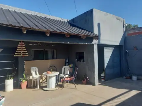 Casa 3 ambientes en venta en Los Hornos con jardín