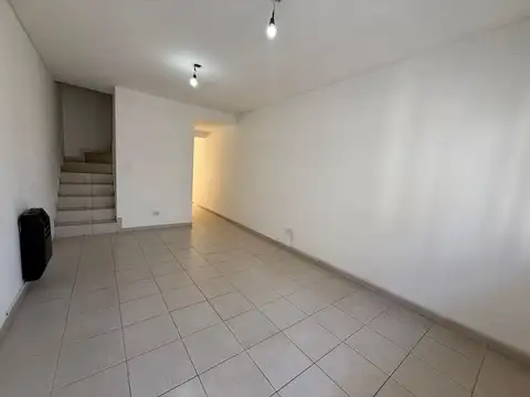 Depto Tipo Casa en Alquiler de 3 ambientes