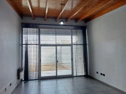 Casa en Alquiler con 2 cocheras