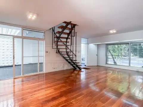 Casa en Alquiler con 2 cocheras