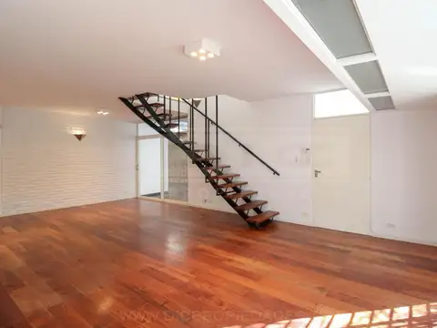 Casa en Alquiler con 2 cocheras
