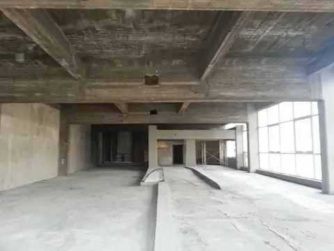 LOCAL 1300 M2 PLANTAS LIBRES EN DOS PISOS 