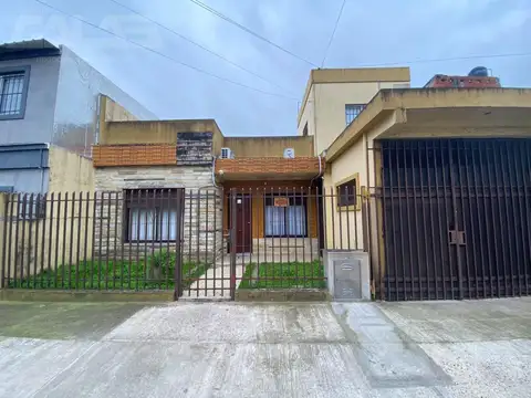 Casa 5 ambientes, piscina, quincho con parrilla  y oficina en Castelar Sur