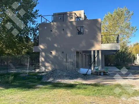 Casa en Venta con 4 cocheras