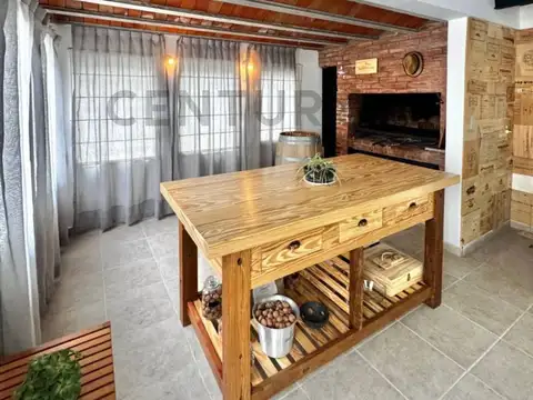 Casa 4 ambientes + escritorio en Chauvin con espacio para auto y gran patio APTO CREDITO