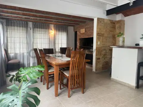 Casa 4 ambientes + escritorio en Chauvin con espacio para auto y gran patio APTO CREDITO