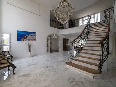 Casa en Venta con 3 cocheras