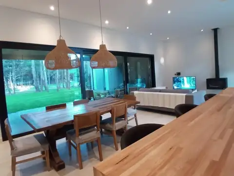 Casa 4 ambientes con 3 baños