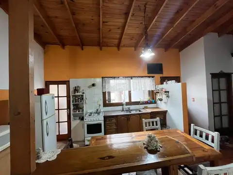 Importante Propiedad Multifamiliar en Venta en Flores | Lote de 332 m² con Tres Viviendas y Amplio Parque