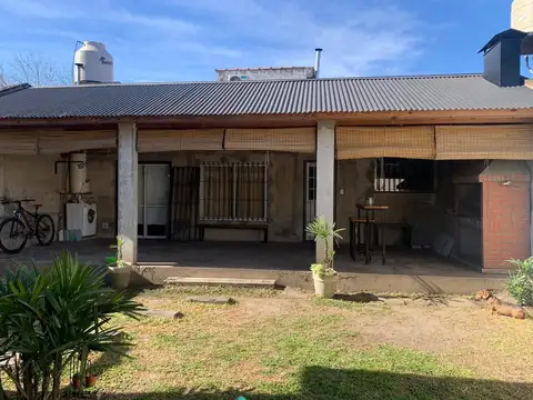 Casa en alquiler de 5 ambientes en a Llavallol