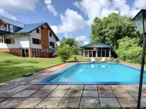 VENTA CASA 2 PLANTAS 3 DORMITORIOS Y 2 BAÑOS CON QUINCHO CUBIERTO PARQUE Y PISCINA