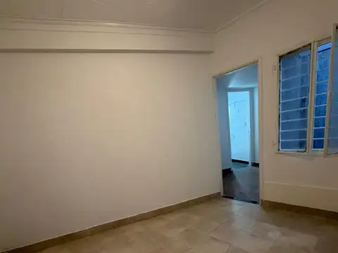 3 AMBIENTES CHICOS CON PATIO 1º PISO X ESCALERA CONTRA FRENT