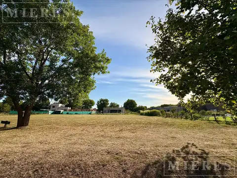 Lote de 1094m² en venta en Los Alcanfores, Pilar