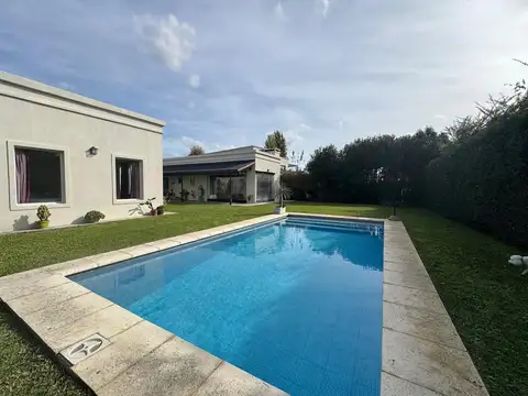 VENTA DE CASA CON PILETA EN HARAS SANTA MARIA LOS ROBLES