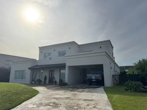 VENTA DE CASA CON PILETA EN HARAS SANTA MARIA LOS ROBLES